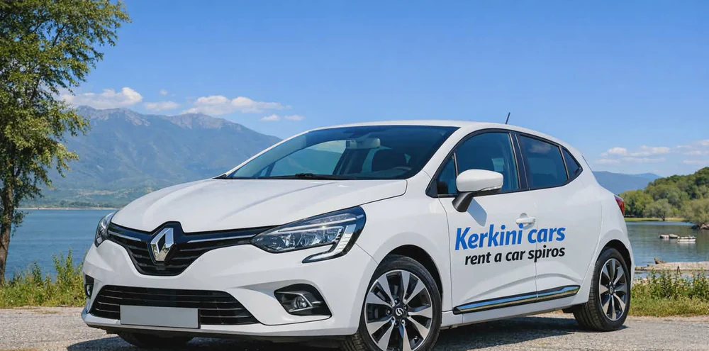 Λευκό αυτοκίνητο Kerkini Cars σταθμευμένο μπροστά στη λίμνη με τα βουνά στο βάθος